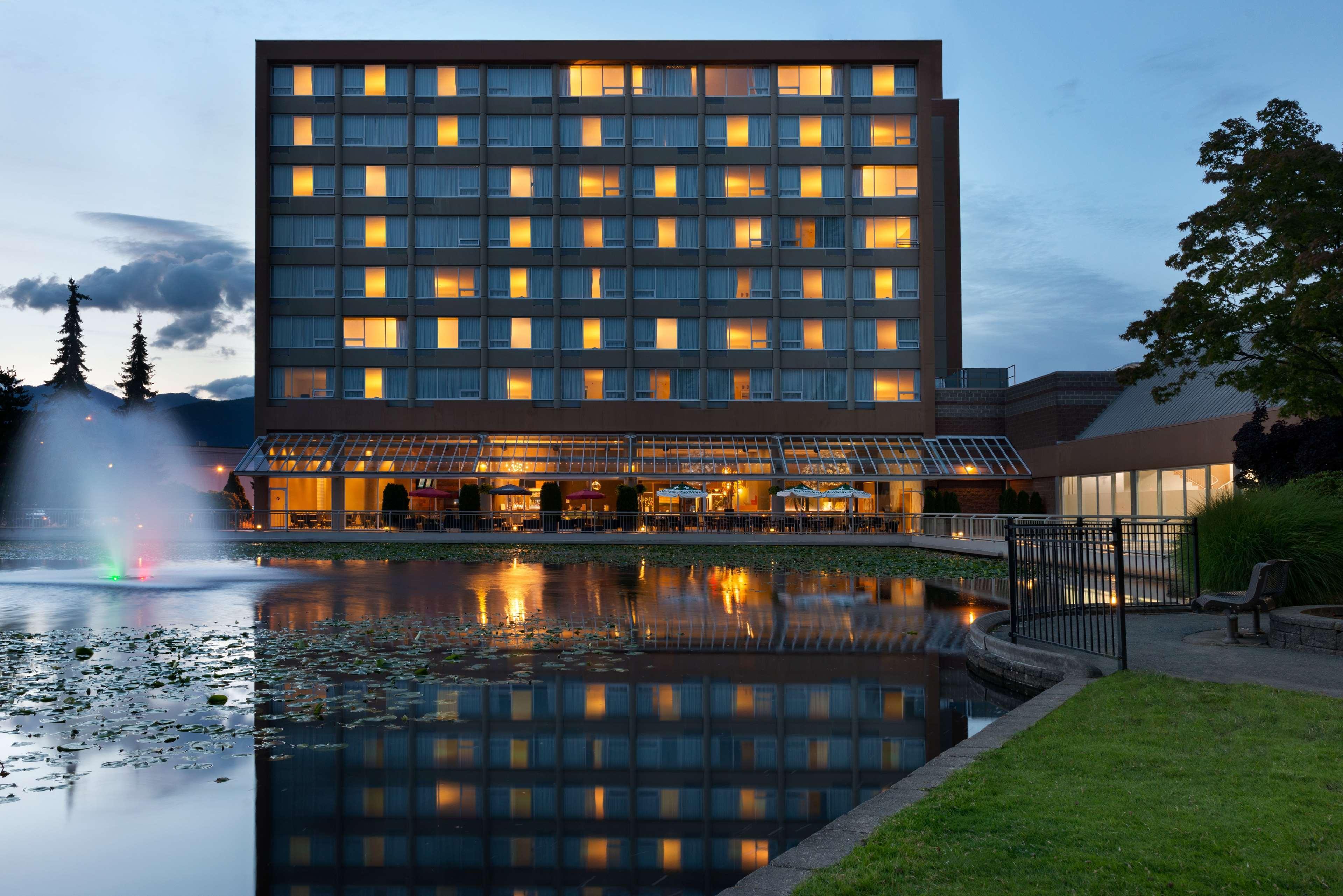 Coast Chilliwack Hotel By Apa Exterior photo