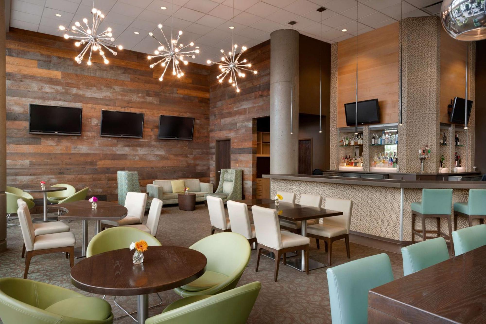 Coast Chilliwack Hotel By Apa Exterior photo