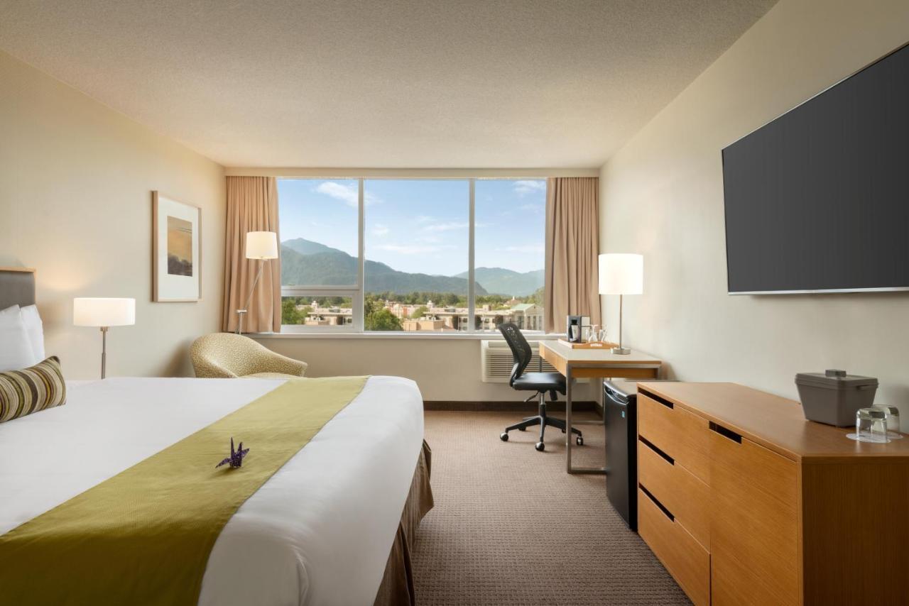 Coast Chilliwack Hotel By Apa Exterior photo